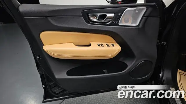 Volvo XC60 2018 — Photo 17/31