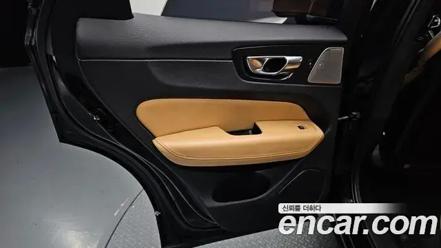 Volvo XC60 2018 — Photo 1/31