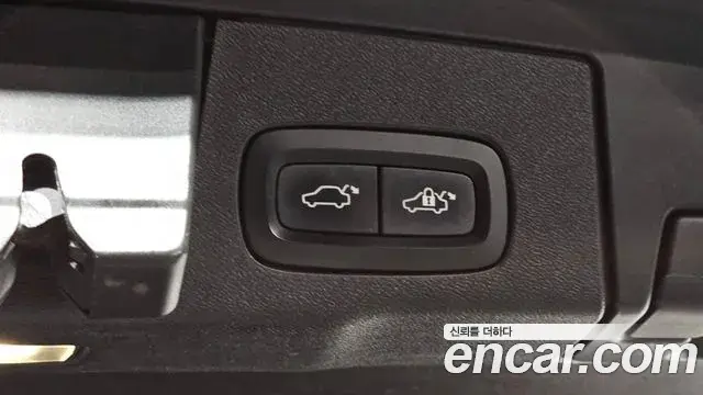 Volvo XC60 2018 — Photo 8/31