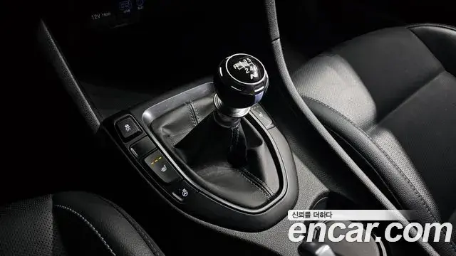 Hyundai Veloster 2019 — Şəkil 17/35