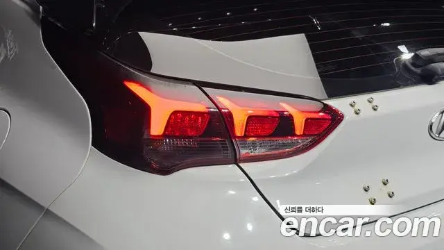 Hyundai Veloster 2019 — Şəkil 9/35