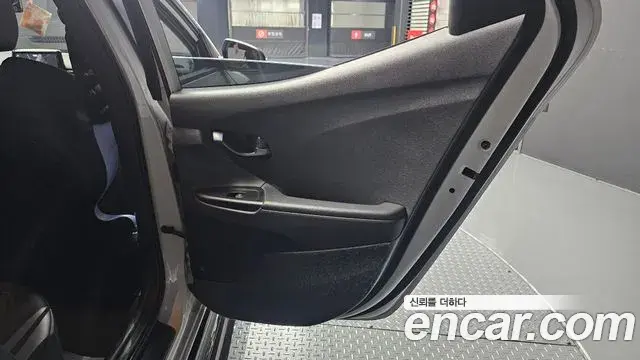 Hyundai Veloster 2019 — Şəkil 23/35
