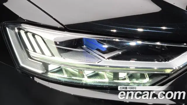 Audi A8 2021 — Photo 8/37