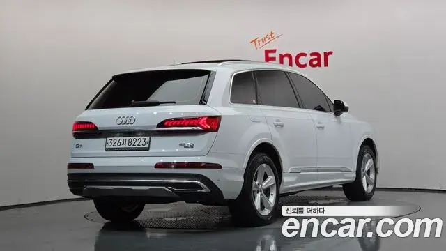 Audi Q7 2020 — ფოტო 27/34