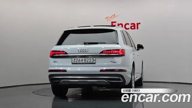 Audi Q7 2020 — ფოტო 33/34