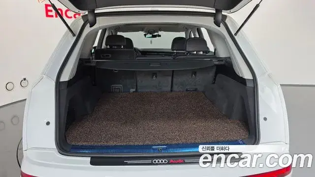Audi Q7 2020 — ფოტო 13/34