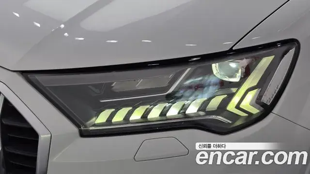 Audi Q7 2020 — ფოტო 14/34