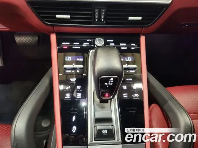 Porsche Cayenne 2020 — ფოტო 13/20