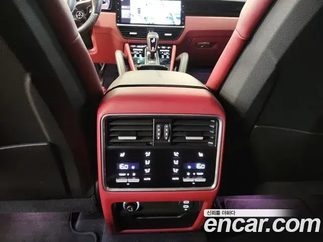 Porsche Cayenne 2020 — ფოტო 18/20