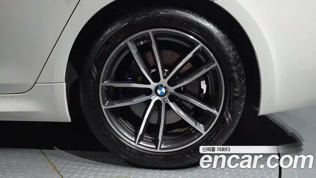 BMW 5 Series 2023 — Şəkil 27/38