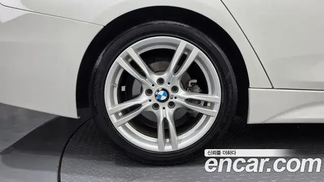 BMW 3 Series 2018 — Photo 13/33