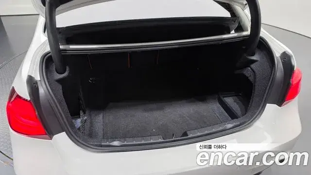 BMW 3 Series 2018 — Photo 17/33