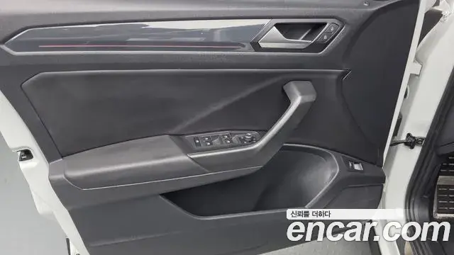 Volkswagen T-Roc 2021 — Photo 8/33