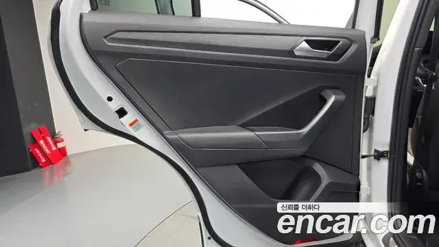 Volkswagen T-Roc 2021 — Photo 29/33