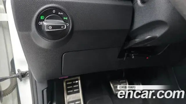 Volkswagen T-Roc 2021 — Photo 28/33