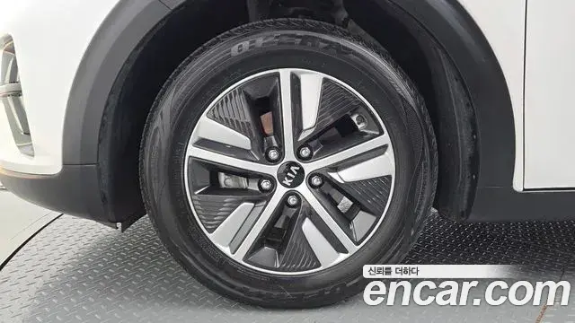 Kia Niro 2020 — Фото 5/20