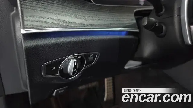Mercedes-Benz E-Class 2021 — Фото 18/20