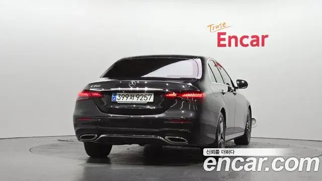 Mercedes-Benz E-Class 2023 — Фото 4/20