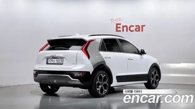 Kia Niro 2022 — Фото 1/20
