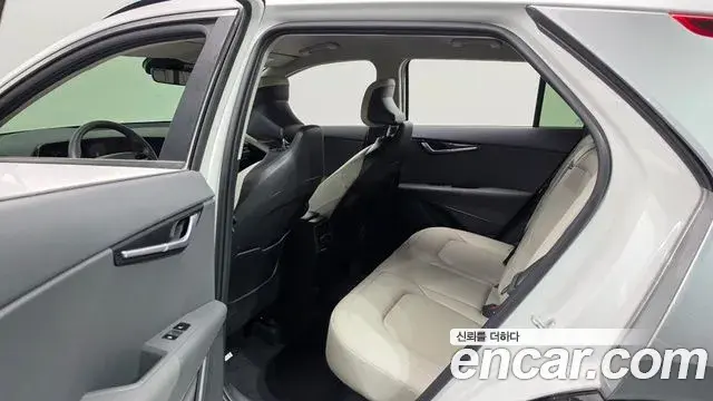 Kia Niro 2022 — Фото 11/20