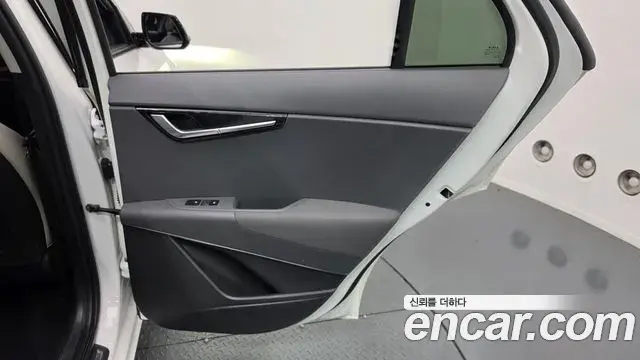 Kia Niro 2022 — ფოტო 28/30