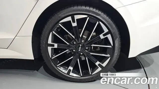 Kia K5 2023 — Şəkil 32/32