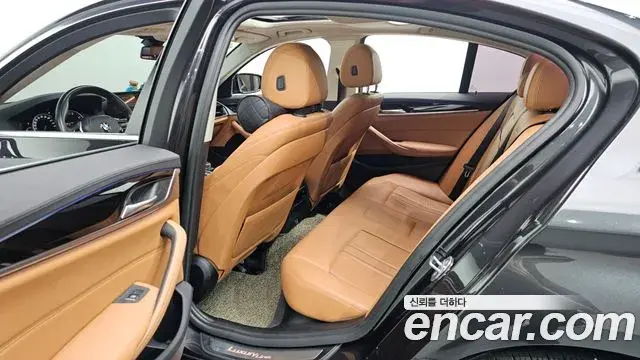 BMW 5 Series 2018 — Фото 12/20