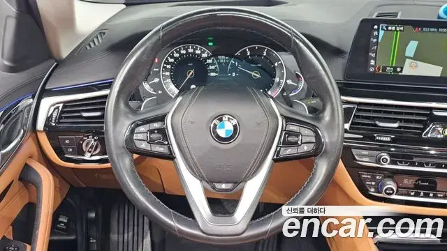 BMW 5 Series 2018 — Фото 13/20