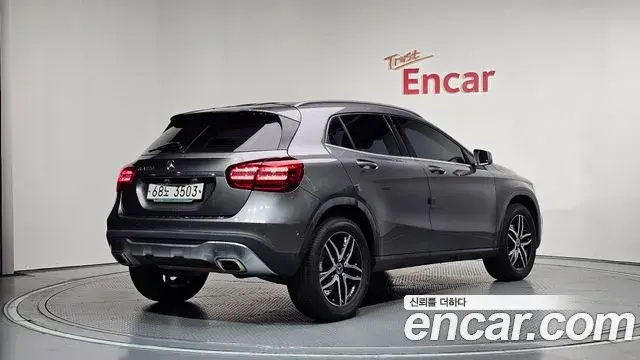 Mercedes-Benz GLA-Class 2018 — Şəkil 1/33
