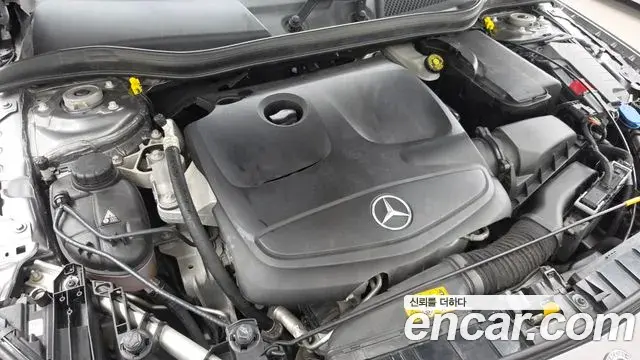 Mercedes-Benz GLA-Class 2018 — Şəkil 28/33
