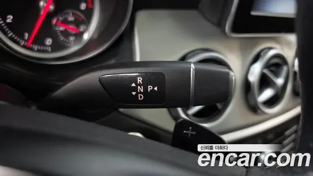 Mercedes-Benz GLA-Class 2018 — Şəkil 5/33