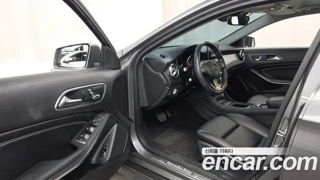Mercedes-Benz GLA-Class 2018 — Şəkil 21/33