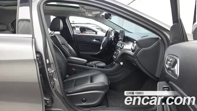 Mercedes-Benz GLA-Class 2018 — Şəkil 23/33