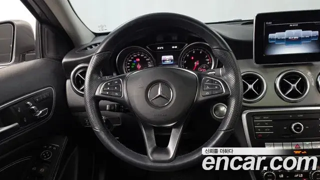 Mercedes-Benz GLA-Class 2018 — Şəkil 29/33