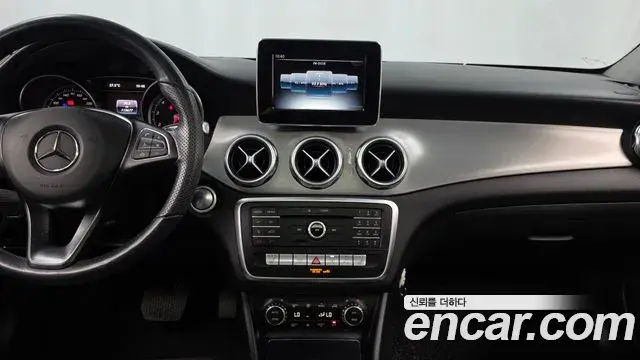 Mercedes-Benz GLA-Class 2018 — Şəkil 25/33