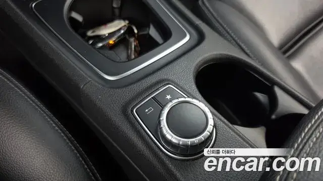 Mercedes-Benz GLA-Class 2018 — Şəkil 15/33