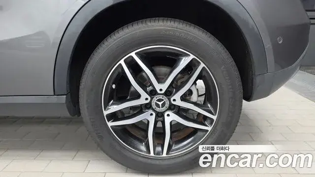 Mercedes-Benz GLA-Class 2018 — Şəkil 8/33