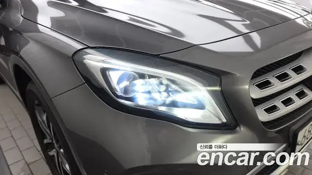 Mercedes-Benz GLA-Class 2018 — Şəkil 18/33