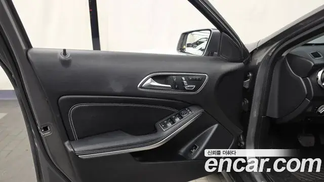 Mercedes-Benz GLA-Class 2018 — Şəkil 32/33
