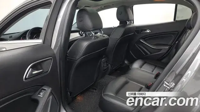 Mercedes-Benz GLA-Class 2018 — Şəkil 16/33