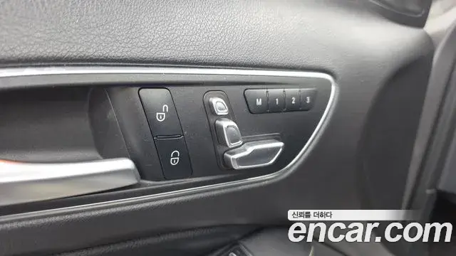 Mercedes-Benz GLA-Class 2018 — Şəkil 10/33