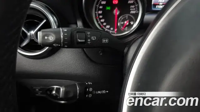 Mercedes-Benz GLA-Class 2018 — Şəkil 11/33
