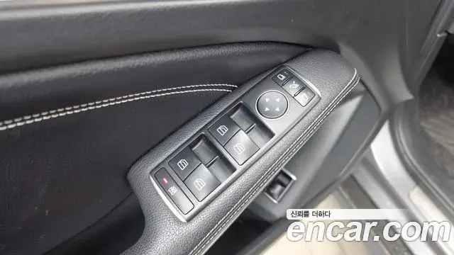 Mercedes-Benz GLA-Class 2018 — Şəkil 17/33