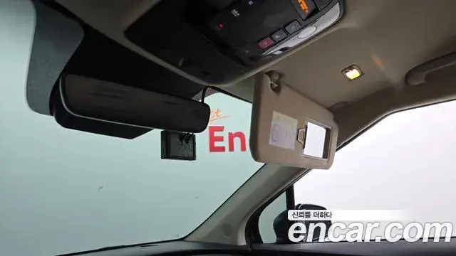 Kia Carnival 2023 — ფოტო 23/31