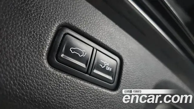 Kia Carnival 2023 — ფოტო 7/31