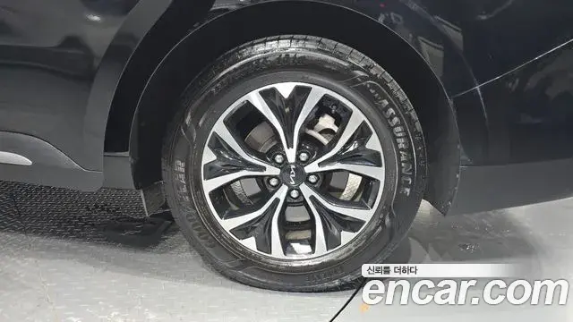 Kia Carnival 2023 — ფოტო 4/31