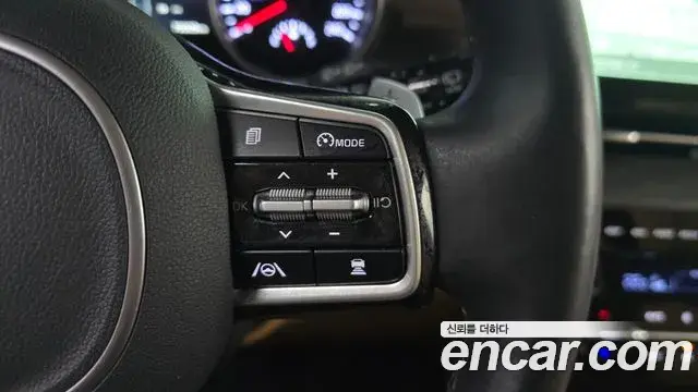 Kia Carnival 2023 — ფოტო 1/31