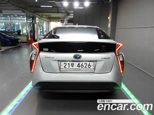 Toyota Prius 2018 — Şəkil 19/20