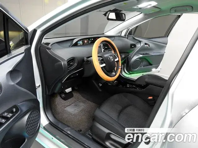 Toyota Prius 2018 — Şəkil 16/20
