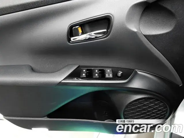 Toyota Prius 2018 — Şəkil 11/20